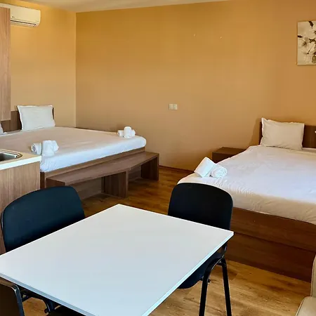 Airport Airport Shuttle And Parking Aparthotel *