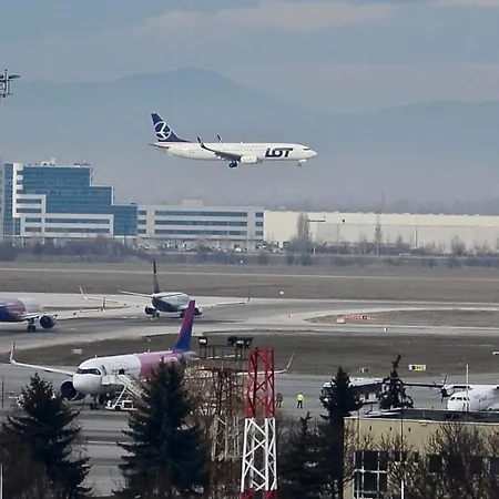 Airport Airport Shuttle And Parking 아파트호텔 *